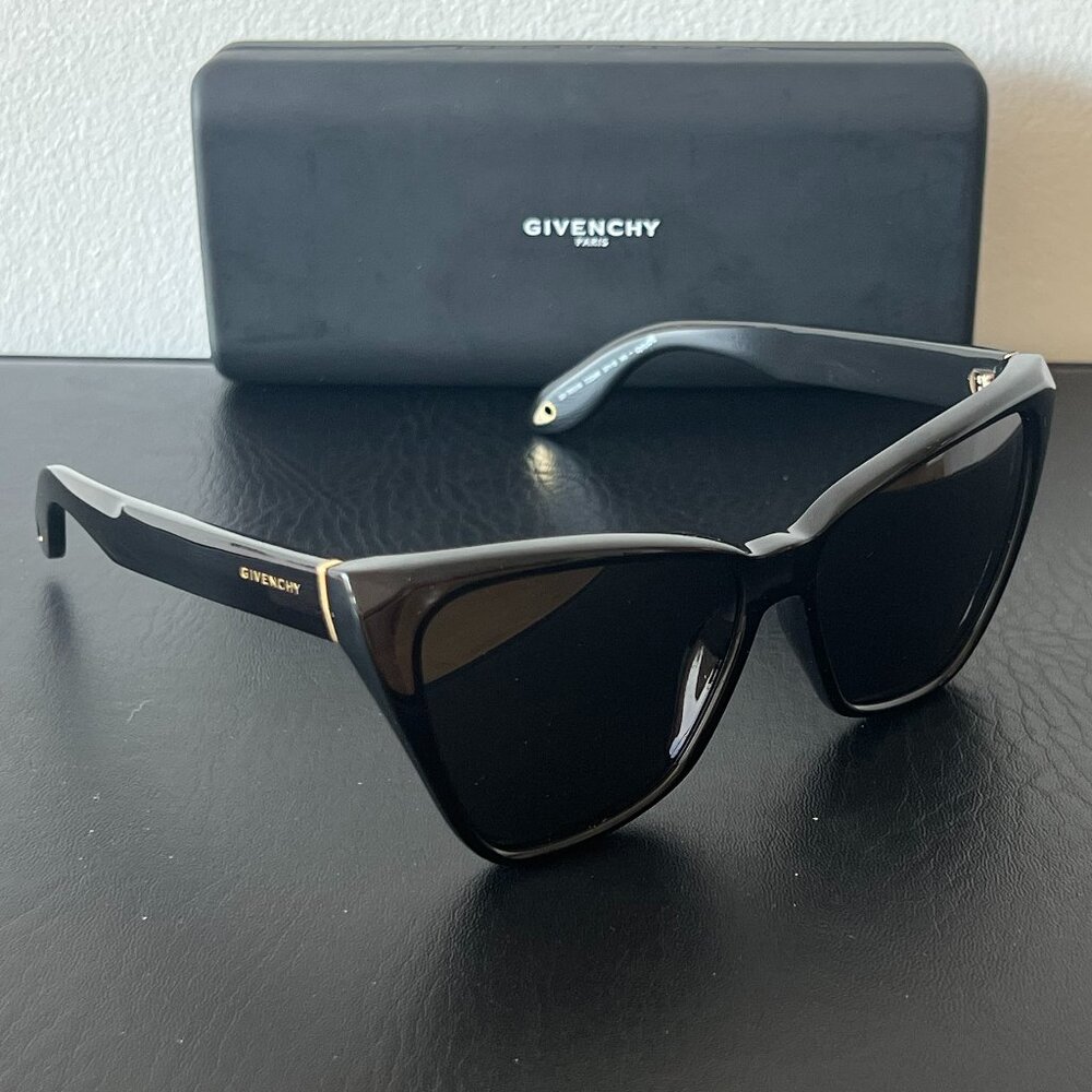 Women's Givenchy 7032/S Designer Black Sunglasses - Like New